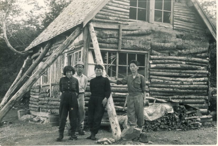 初代船窪小屋の前で